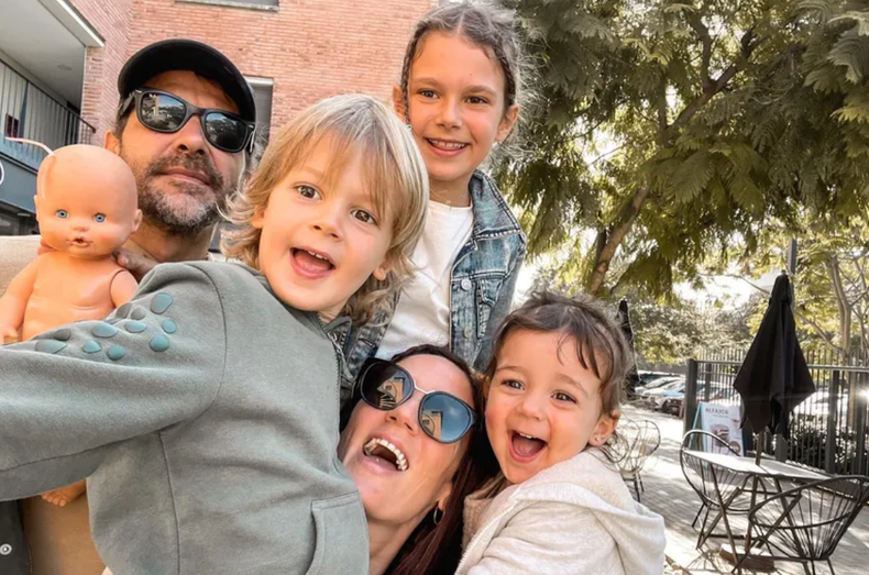Paula Chaves, junto a Pedro Alfonso y sus 3 hijos.