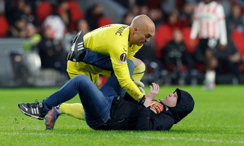 El arquero de Sevilla fue golpeado por un hincha en un tenso momento.