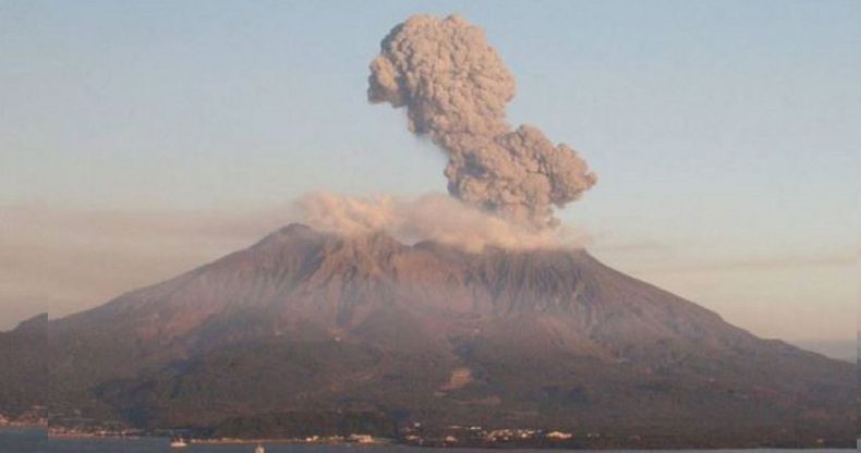 El momento de la eurupción del volcán.