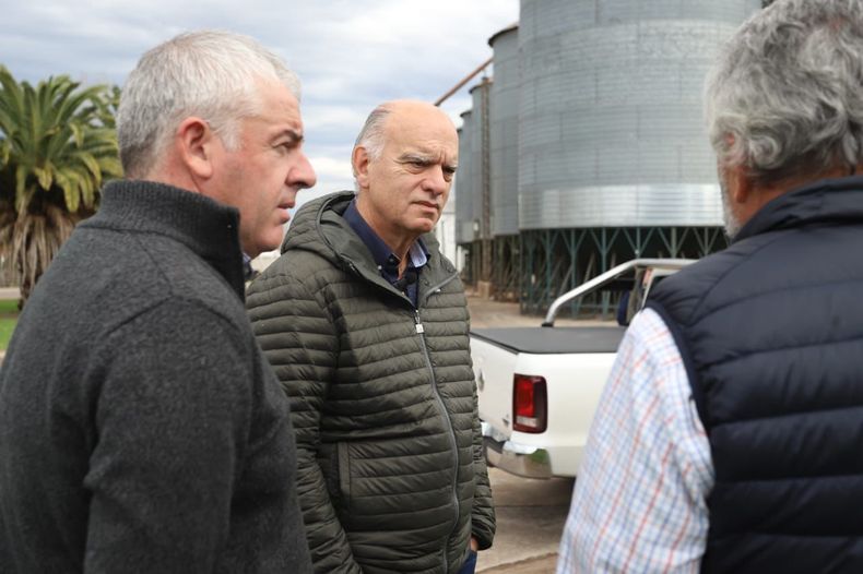 Grindetti junto a productores rurales.