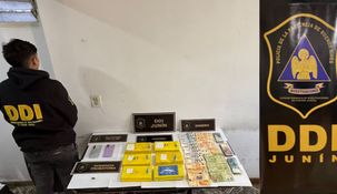tenia arresto domiciliario con tobillera electronica: encontraron cuatro armas y droga enterradas en su casa