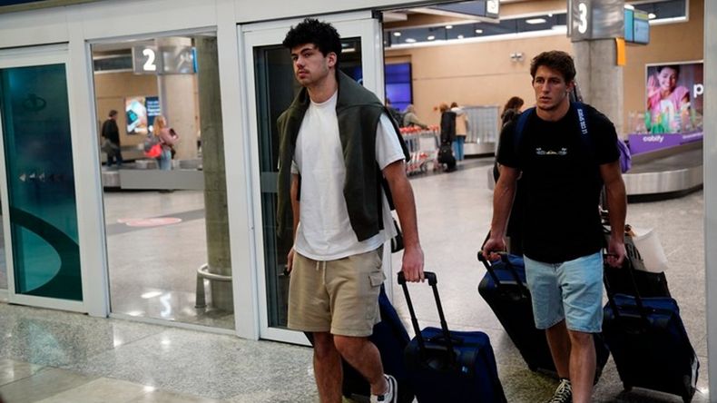 Hugo Auradou y Oscar Jegou dejando el país. 