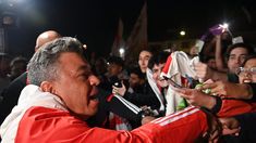 El Muñeco tuvo un gran gesto y bajó a firmar autógrafos y saludar a los hinchas. El Muñeco tuvo un gran gesto y bajó a firmar autógrafos y saludar a los hinchas.