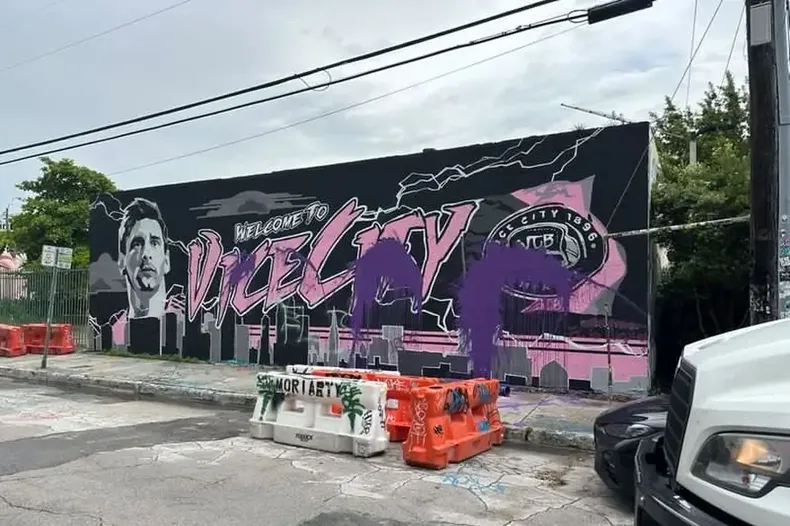 El mural de Lionel Messi vandalizado en Miami.