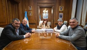 Cristina Kirchner junto a dirigentes sindicales.&nbsp;
