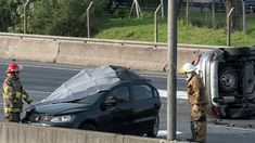 Operarios trabajan en la zona de la colisión. Operarios trabajan en la zona de la colisión.