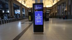 El mensaje del Gobierno en las estaciones de trenes.