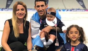 Di María junto a su esposa, Jorgelina, y sus dos hijas, Mía y Pía.