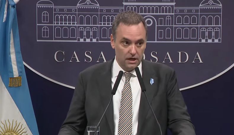 Adorni descartó que el Gobierno vaya a intervenir el dólar blue pese a la fuerte escalada.