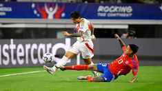 Lapadula y Erick Pulgar luchan por el balón, en una imagen repetida en el encuentro. Lapadula y Erick Pulgar luchan por el balón, en una imagen repetida en el encuentro.