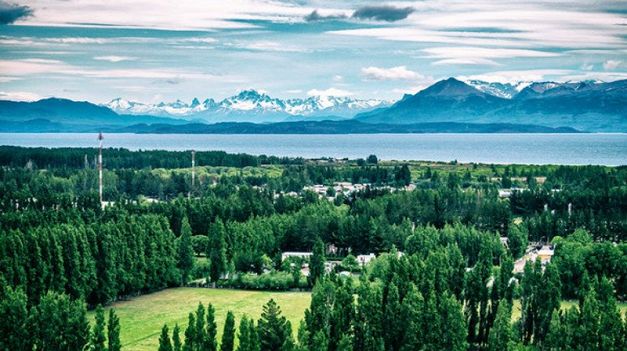 Los Antiguos es un destino imperdible para quienes buscan conectar con la naturaleza en uno de los lagos más extensos del continente sudamericano.