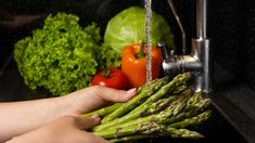 Una famosa cocinera reveló el truco definitivo para que las verduras de hojas verdes duren mucho más. Una famosa cocinera reveló el truco definitivo para que las verduras de hojas verdes duren mucho más.