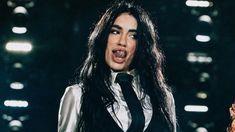 El look con el que Lali sorprendió a sus fanáticos en España. El look con el que Lali sorprendió a sus fanáticos en España.