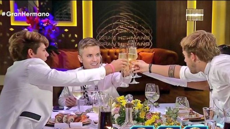 Los finalistas brindaron con Santiago del Moro durante la última cena.