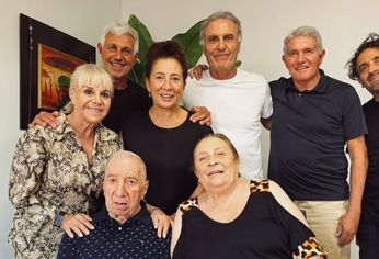 Burruchaga, Ruggeri, Giusti, Claudia Villafañe y amigos con el Doctor Bilardo. Burruchaga, Ruggeri, Giusti, Claudia Villafañe y amigos con el Doctor Bilardo.