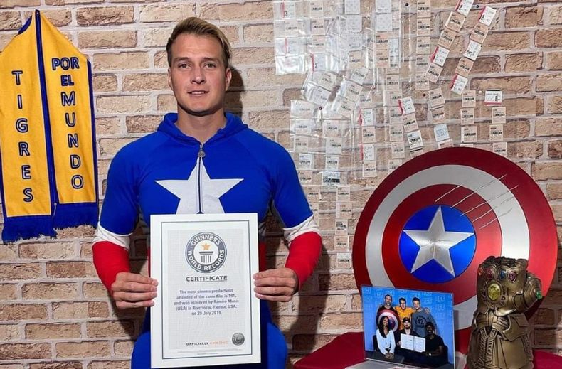 Alanís muestra el certificado recibido por Guinness.