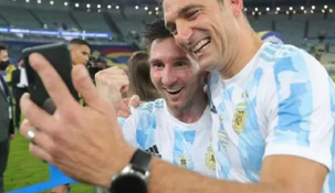Lionel Messi y Lionel Scaloni, celebrando la obtención de la Copa América 2021 con la Selección Argentina.