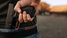 En diciembre de 2024, el Gobieron bajó de 21 a 18 años la edad mínima para la libre portación de armas.&nbsp;&nbsp;