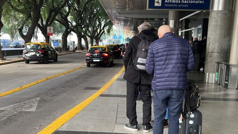 Las líneas 8 y 5 de colectivos unirán los aeropuertos de Ezeiza y Aeroparque