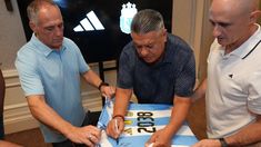 El vínculo con Adidas empezó en 2001, luego que la Selección vistiera Reebok por unas temporadas El vínculo con Adidas empezó en 2001, luego que la Selección vistiera Reebok por unas temporadas