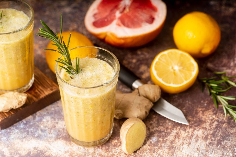 El ananá y el pomelo aportan frescura y ayudan a desinflamar naturalmente.