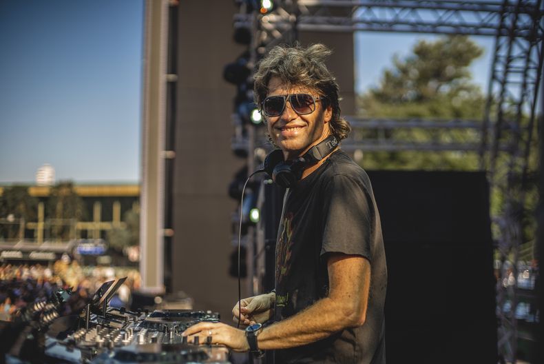 El DJ y productor argentino Hernán Cattaneo&nbsp;agotó las entradas generales para sus dos fechas en Córdoba durante el fin de semana largo.