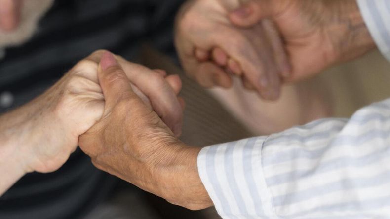 El padre adoptivo se casó con la madre del hombre hace 50 años.