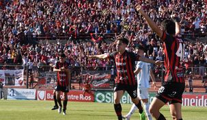 Sebastián Medina festeja su gol, el de la victoria de Patronato.