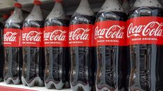 Un derrumbe en las ventas obligó a Coca Cola a rematar botellas en las góndolas.