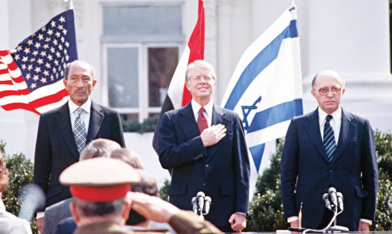 El presidente egipcio Anwar al-Sadat, el mandatario norteamericano James Carter y el primer ministro israelí Menachem Begin en la histórica firma del acuerdo en 1979.