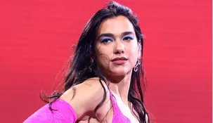 La cantante compartió dos fotos vistiendo microbikinis, en una de las imágenes confirmó que no se separa del rosa.