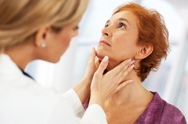 Los médicos sugieren palpar el cuello.