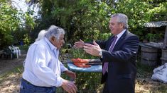 El saludo entre Pepe Mujica y Alberto Fernández. El saludo entre Pepe Mujica y Alberto Fernández.