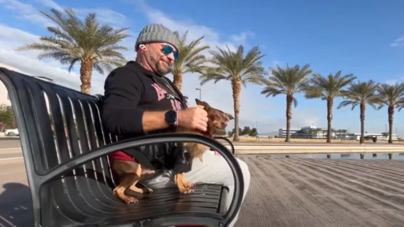 Emocionante: la reacción de un hombre que había perdido a su perro hace 8 años y lo encontró.