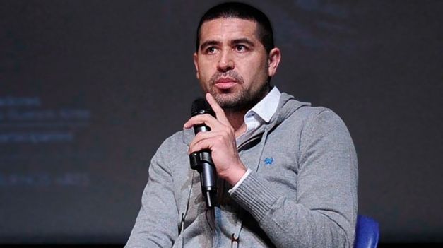 Un nuevo dolor de cabeza para Riquelme.