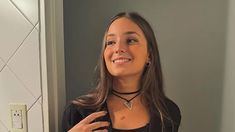 La joven estudiante fue vista por última vez el miércoles por la noche. La joven estudiante fue vista por última vez el miércoles por la noche.