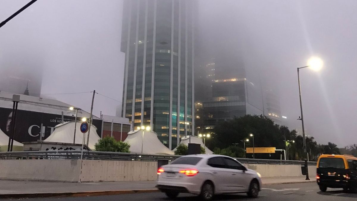 Alerta violeta por bancos de niebla: Buenos Aires amaneció con frío, neblinas y cielo nublado