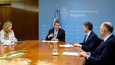 Massa junto a Flavia Royón y representantes de Chevron en Argentina.