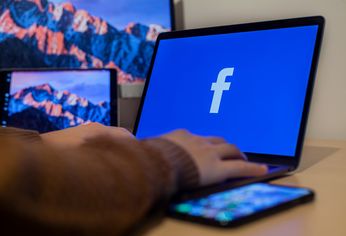 Facebook publicó anuncios antivacunas.