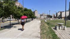 El Servicio Meteorológico Nacional emitió alerta amarilla por vientos, tormentas y calor extremo para más de 100 localidades argentinas. El Servicio Meteorológico Nacional emitió alerta amarilla por vientos, tormentas y calor extremo para más de 100 localidades argentinas.