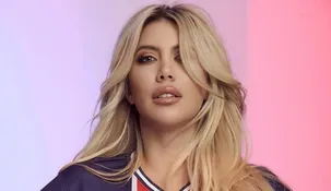 Fanática del rosa y de las microbikinis, Wanda Nara combinó sus pasiones en una foto junto a su familia.