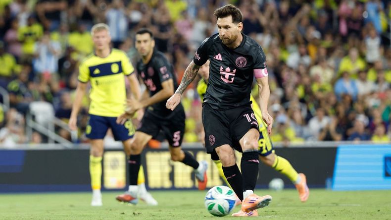 Messi enga&ntilde;a al arquero y mete su segundo gol del partido, de penal.