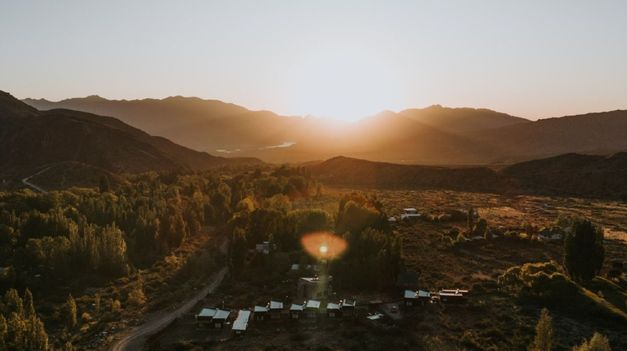 Un lugar tipico de Mendoza, con montañas, sol y agua