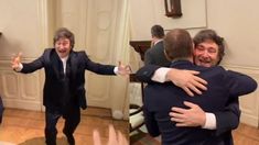 Javier Milei saludó uno por uno a su renovado Gabinete. Javier Milei saludó uno por uno a su renovado Gabinete.