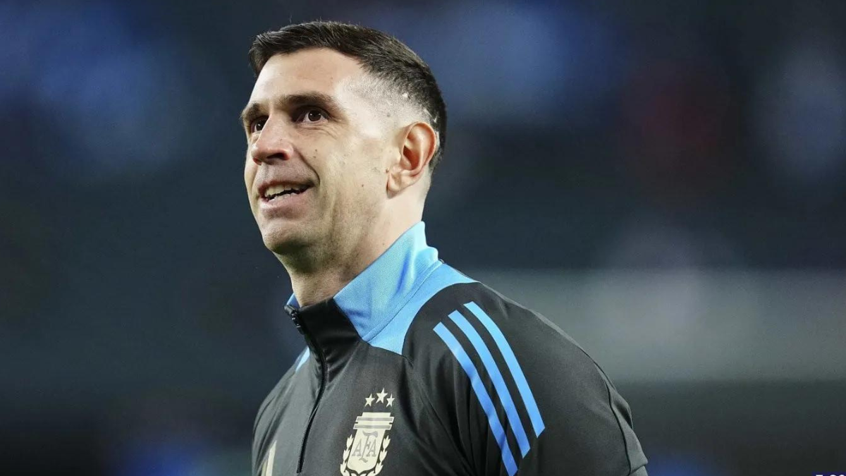 Dibu Martínez mostró su dedo fracturado antes del Mundial 2026 y causó preocupación