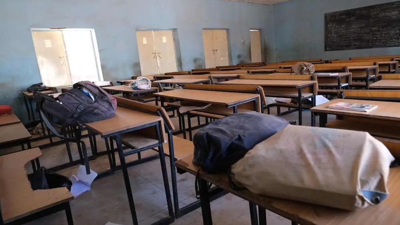Hombres armados secuestraron a más de 200 alumnos de una escuela en Nigeria.