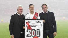 Nacho Fernández recibió una camiseta por los 200 partidos. Nacho Fernández recibió una camiseta por los 200 partidos.