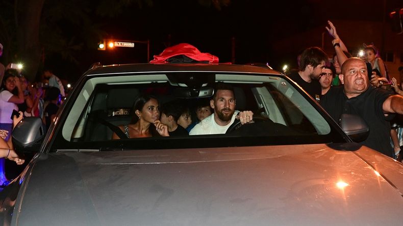 Antonela y Messi en el ingreso al Centro de Convenciones.