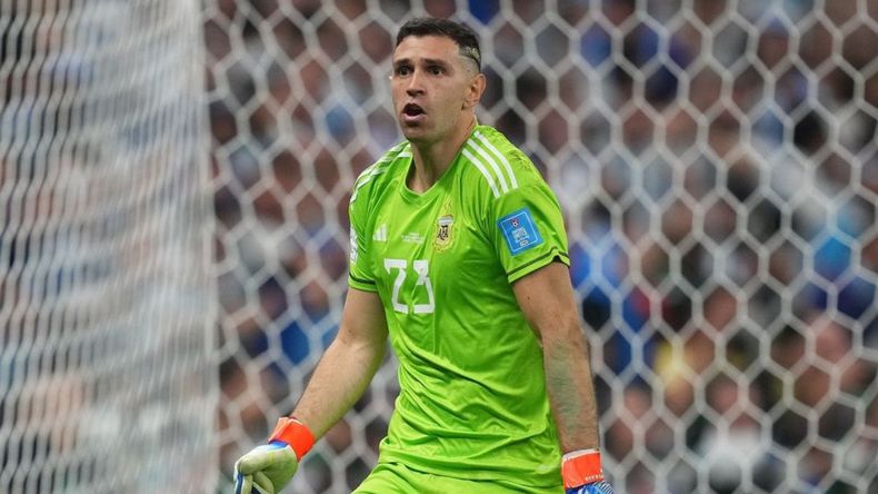 Dibu Martínez impone sus looks entre los más jóvenes.