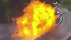 Un camión volcó en Brasil, se incendió y destruyó a 25 autos. Un camión volcó en Brasil, se incendió y destruyó a 25 autos.